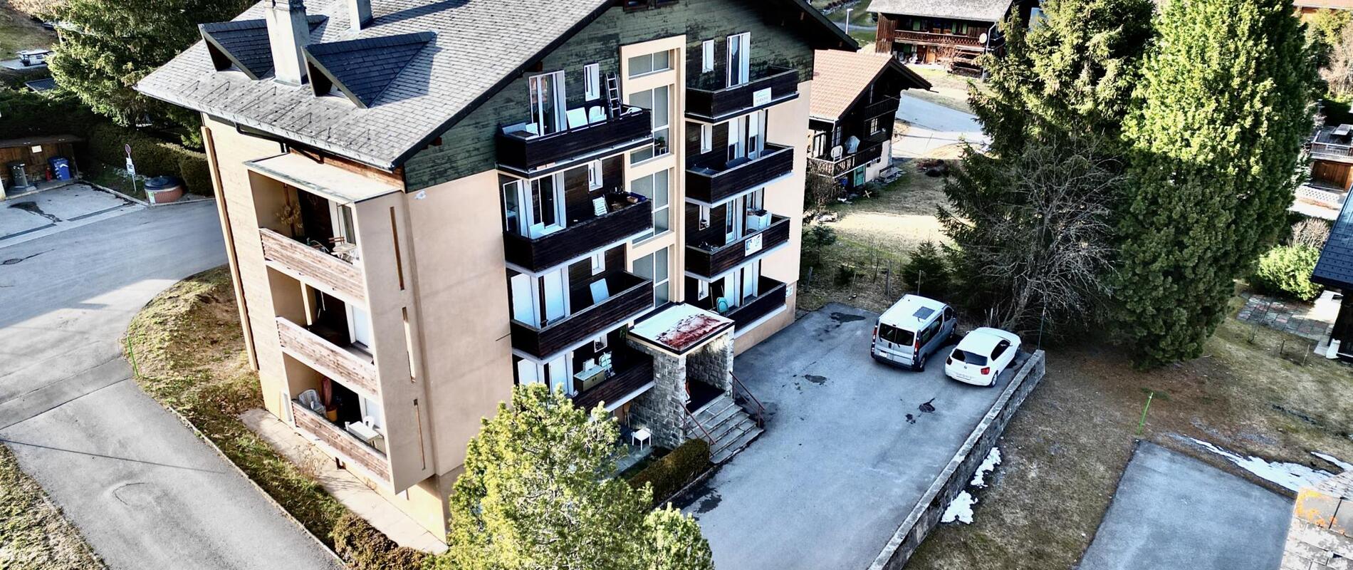 COMME UN CHALET ! GÉNÉREUX DUPLEX DE 4,5 PIÉCES EN ATTIQUE, TRAVERSANT, IDEALEMENT SITUÉ