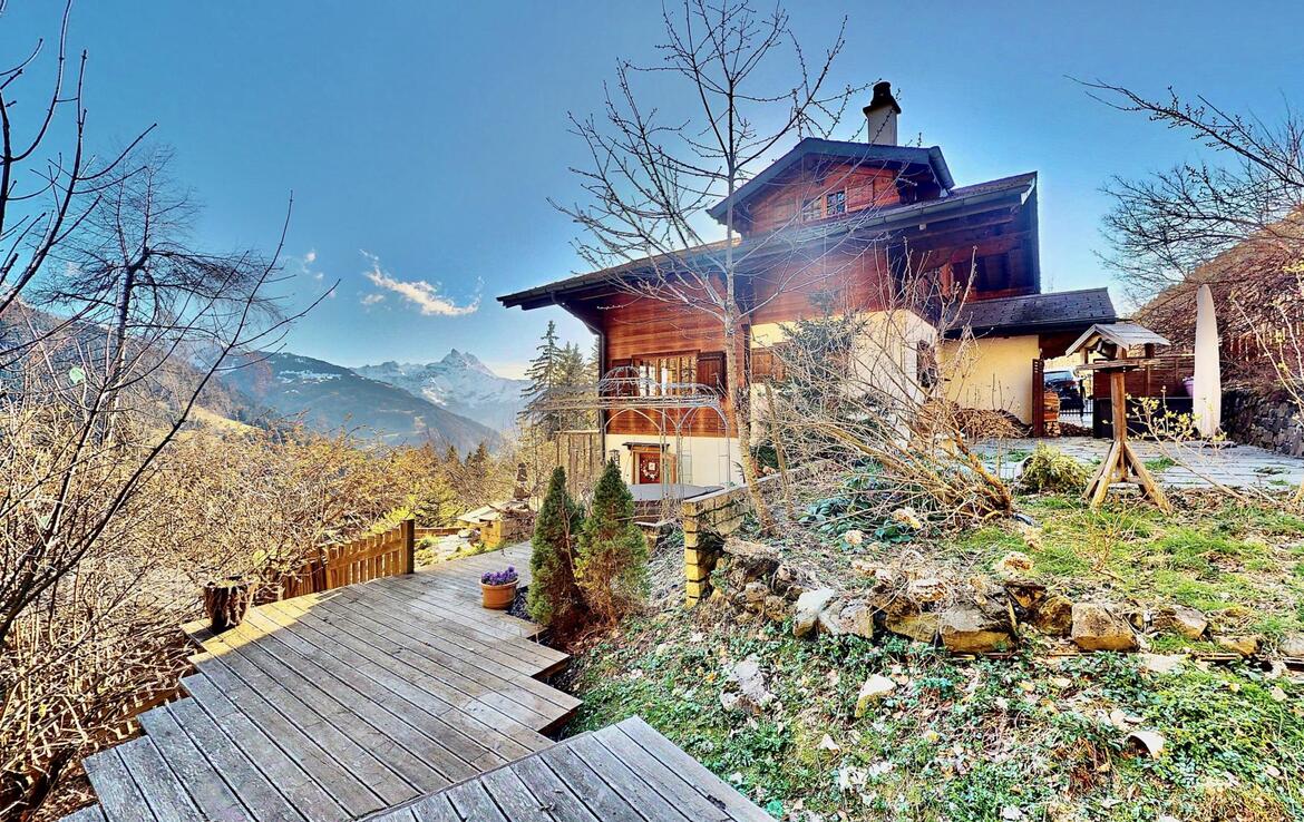 Ce chaleureux chalet niché au bon milieu de la nature, au calme et à l'abri des regards indiscrets, bénéficie également d'un magnifique panorama et d'un ensoleillement optimal