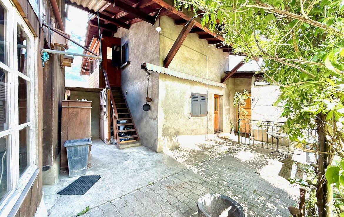 Ensemble villageois composé d'une maison individuelle de 4,5 pièces, d'un logement indépendant et séparé, de 2,5 pièces, d'une grange avec potentiel de transformation, de places de parc, d'une cour et d'un jardin.