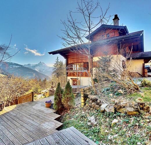 Ce chaleureux chalet niché au bon milieu de la nature, au calme et à l'abri des regards indiscrets, bénéficie également d'un magnifique panorama et d'un ensoleillement optimal
