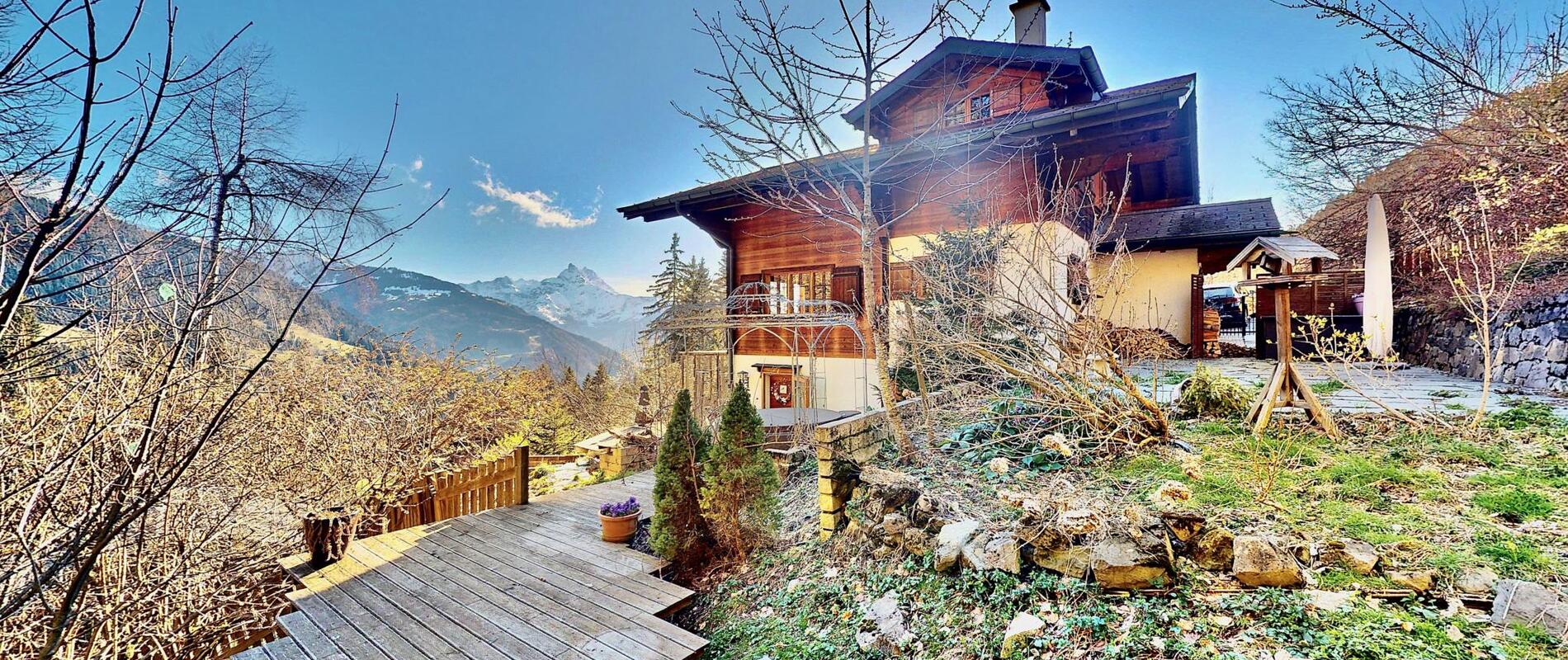Ce chaleureux chalet niché au bon milieu de la nature, au calme et à l'abri des regards indiscrets, bénéficie également d'un magnifique panorama et d'un ensoleillement optimal