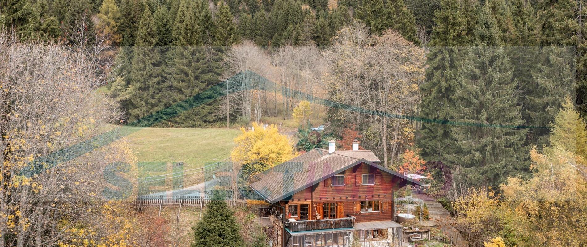 Ce chaleureux chalet niché au bon milieu de la nature, au calme et à l'abri des regards indiscrets, bénéficie également d'un magnifique panorama et d'un ensoleillement optimal