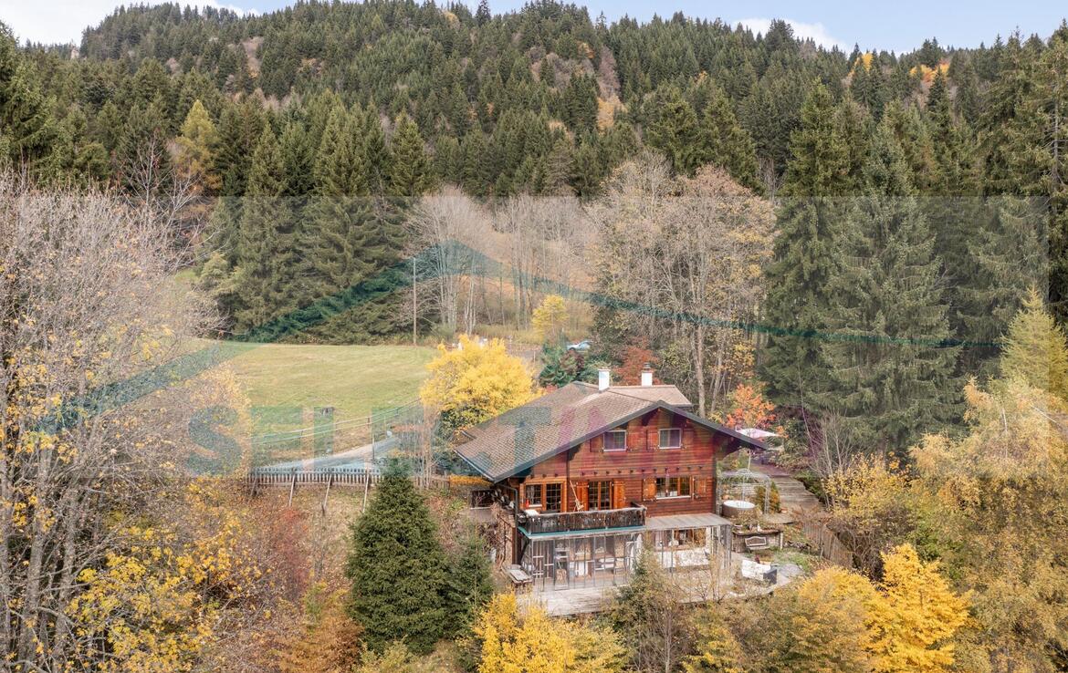 Ce chaleureux chalet niché au bon milieu de la nature, au calme et à l'abri des regards indiscrets, bénéficie également d'un magnifique panorama et d'un ensoleillement optimal