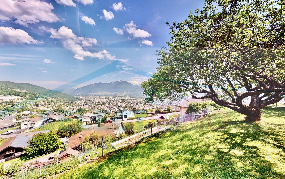 Belle propriété au bénéfice d'une situation exeptionnelle et dominante, et offrant près de 400 m2 de surface.