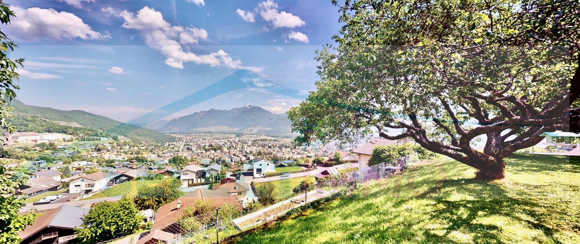 Belle propriété au bénéfice d'une situation exeptionnelle et dominante, et offrant près de 400 m2 de surface.